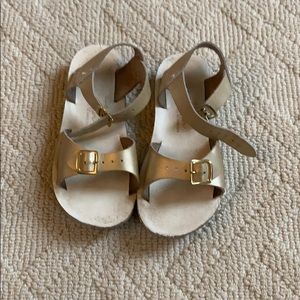 Gold Sunsan Surfers size 11